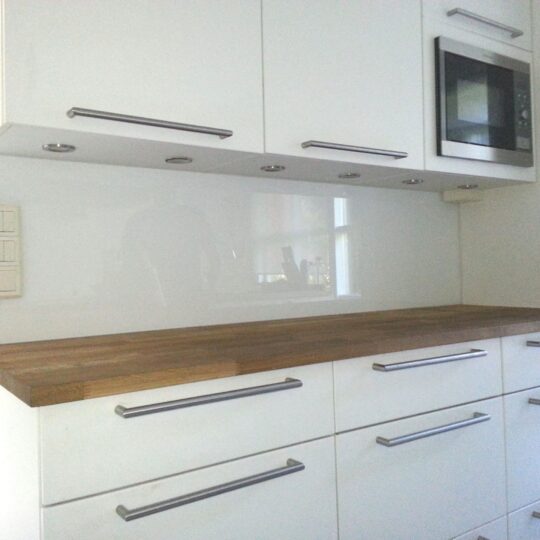 Keittiön välitilan lasi puhtaan valkoinen