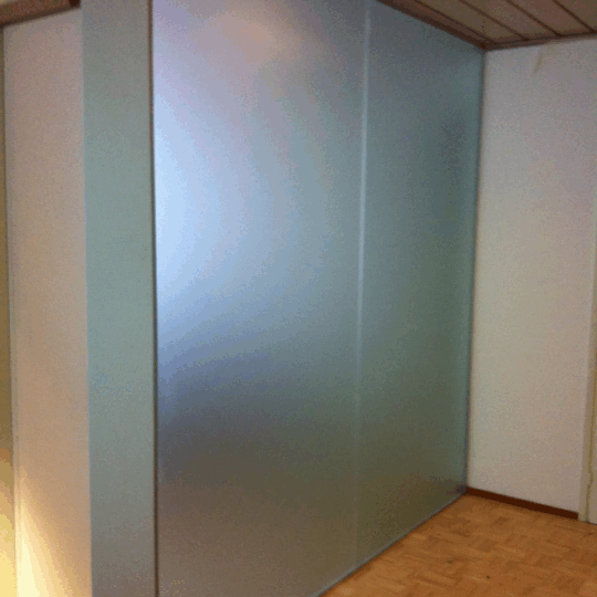 etsattu maitolasi seinä