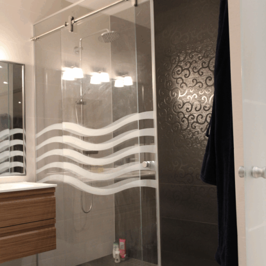 Manet liukuva suihkuseinä