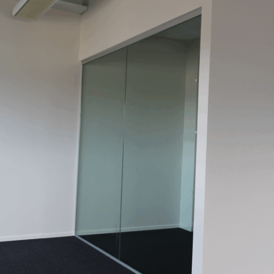 Toimiston lasiseinä