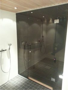 Saunan lasiseinä savun harmailla laseilla Saunan lasiseinä savun harmailla laseilla