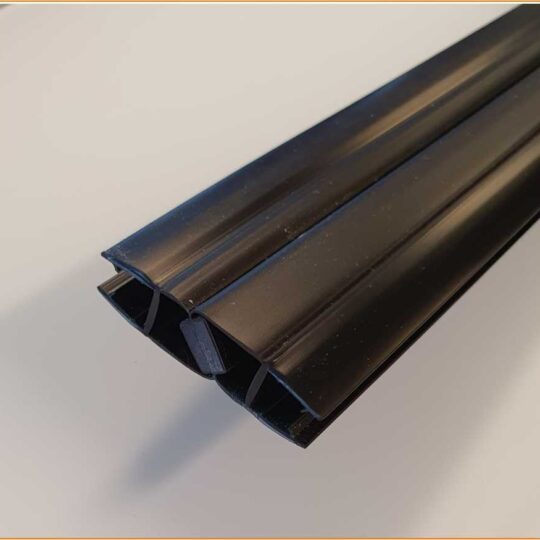 Musta magneettitiiviste suihkuseinään