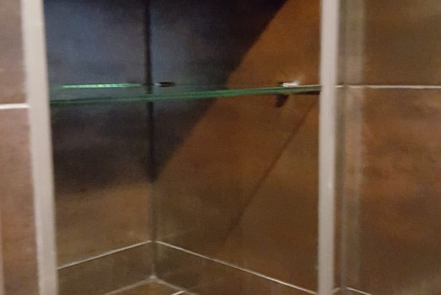 20160302_110039 Kirkas lasihylly seinäsyvennyksessä, karkaistu lasi, vihreä LED-valaistus reunassa
