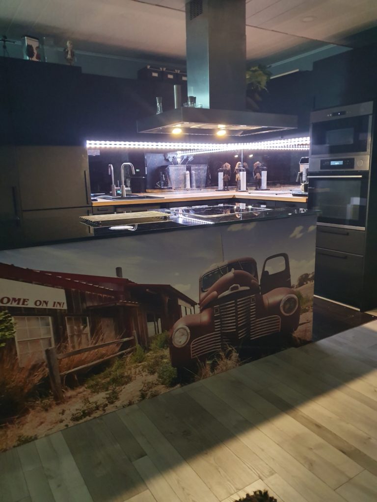 Keittiön välitilanlasi vintage-kuva-aiheella, moderni keittiö LED-valaistuksella ja liesituulettimella