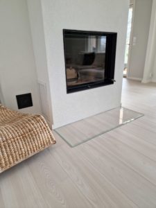 Lasinen takaneduslasi