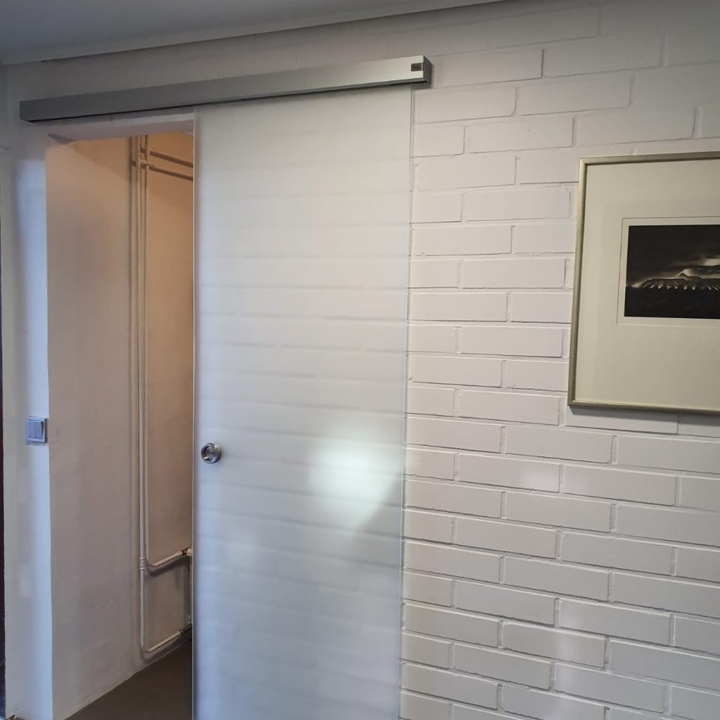 Kokolasinen liukuovi