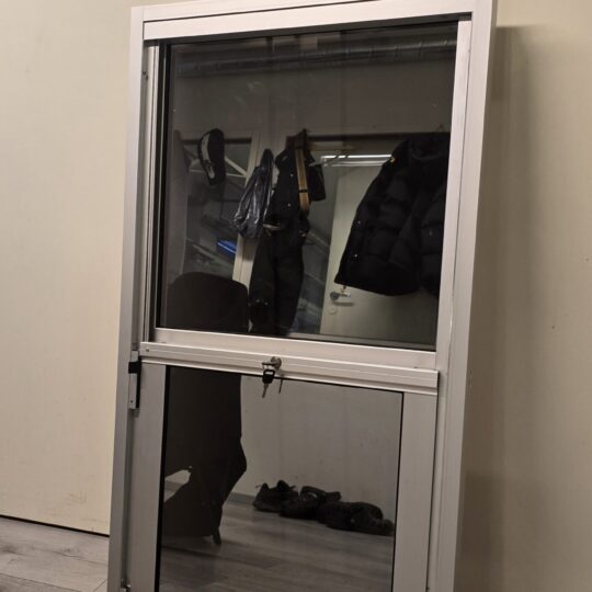 Asiakaspalveluluukku nostomekanismilla