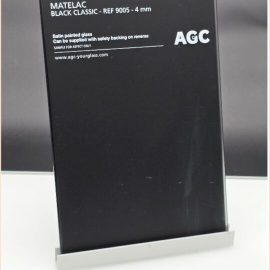 Musta 9005 , Taustamaalattu lasi 4mm (Lacobel lasit)