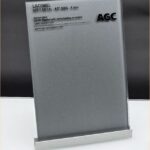 Grey Metal -värinen metallinhohtoinen lasipinta, tummaharmaa sävy ja hienovarainen heijastavuus