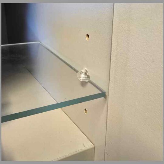 4mm Lasihylly mittojen mukaan + 4kpl kiinnikeitä