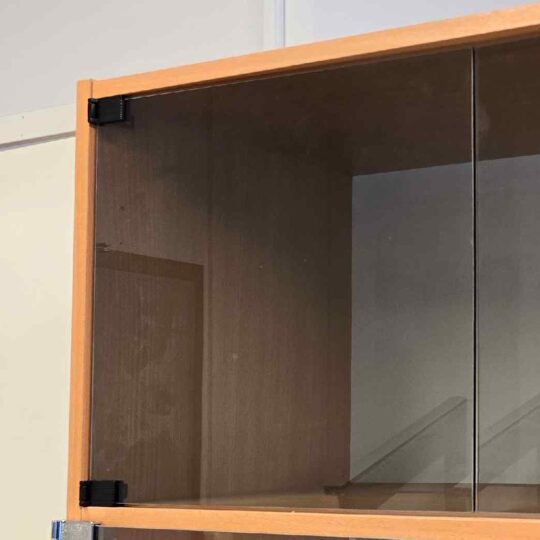 Vitriinin lasiovi omilla mitoilla, + saranat ja vedin