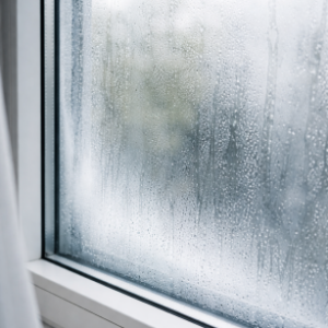 ikkuna huurtuu sisältä