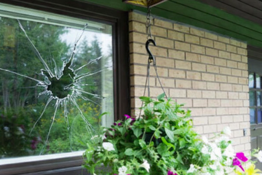 Rikkinäisen ikkunan ja lämpölasin korjaus alkaa aina huolellisella mittauksella ja ammattitaitoisella asennuksella.