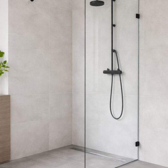 Avoin suihkuseinä 8 mm kirkasta karkaistua turvalasia mustilla heloilla