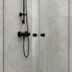 Suihkunurkkaus mittatilauksena – kahdella saman levyisella ovella, 8mm karkaistu