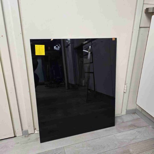 4mm musta taustamaalattu,karkaistu,  700x592mm