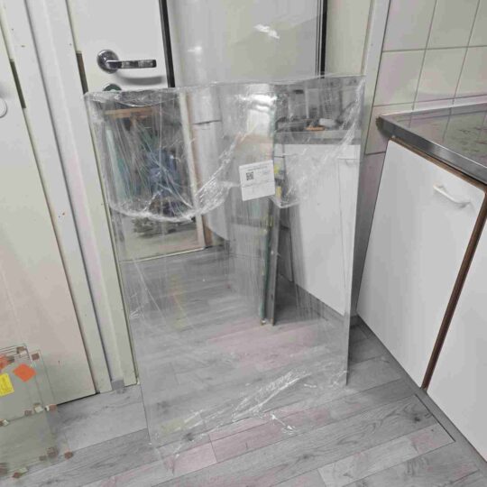 4mm kirkas peili, 20mm fasetti kolmella reunalla, mitta 700x1170mm, fasetit puuttuu 700mm pituudesta